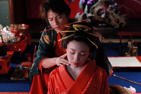 花魁 動画|“歌麿”玉木宏、花魁・芋生悠の色気漂う背後から…／映画。